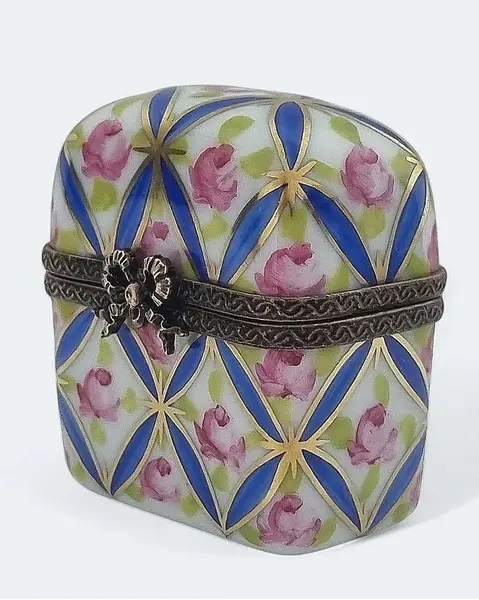 Foto de um(a) Pequena caixa em porcelana Limoges com 2 frascos, da categoria de Cestos e Caixas. A Pequena caixa em porcelana Limoges com 2 frascos é uma peça de arte que combina elegância e funcionalidade. Feita à mão... Mostrado de uma perspectiva diferente. Vendido no marketplace Trésors.