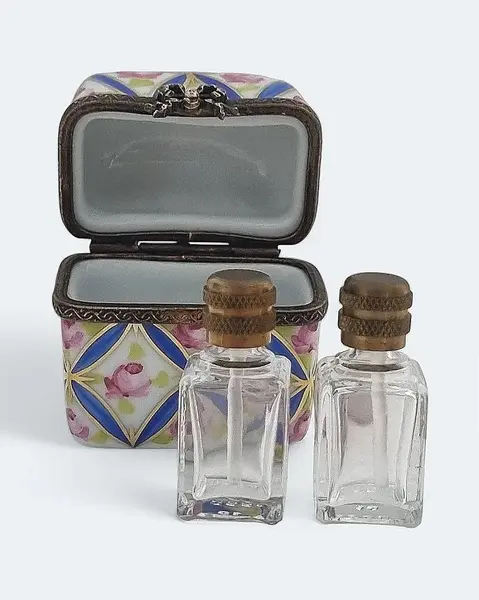 Foto de um(a) Pequena caixa em porcelana Limoges com 2 frascos, da categoria de Cestos e Caixas. A Pequena caixa em porcelana Limoges com 2 frascos é uma peça de arte que combina elegância e funcionalidade. Feita à mão... Mostrado de uma perspectiva diferente. Vendido no marketplace Trésors.