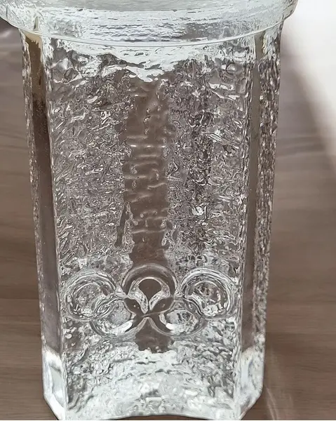 Foto de um(a) Castiçal Orrefors Designer Lars Hellsten - Jogos Olímpicos de 1984, da categoria de Castiçais. Castiçal ´OLYMPIC TORCH´ em cristal sueco Orrefors, projetado por Lars Hellsten para os Jogos Olímpicos de 1984 Lars... Mostrado de uma perspectiva diferente. Vendido no marketplace Trésors.