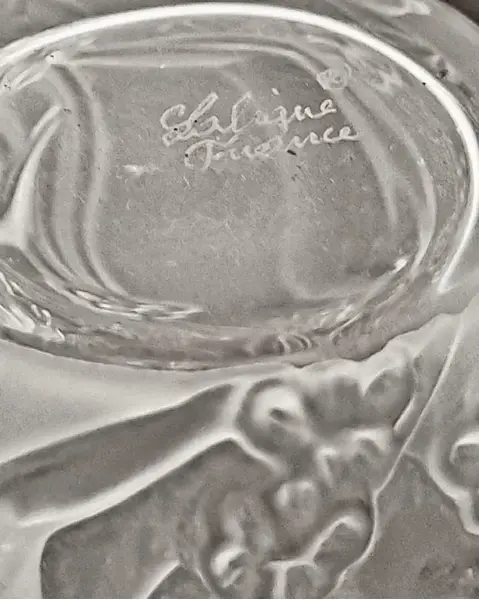 Foto de um(a) Lalique Vaso Nymphas 10cm - Decorativo Floral Cristal Nynphas, da categoria de Vasos. Vaso soliflore em vidro artistico Lalique ´Nynphas`. O design do vaso solitário Lalique ´´Nynphas``, com suas linhas... Mostrado de uma perspectiva diferente. Vendido no marketplace Trésors.