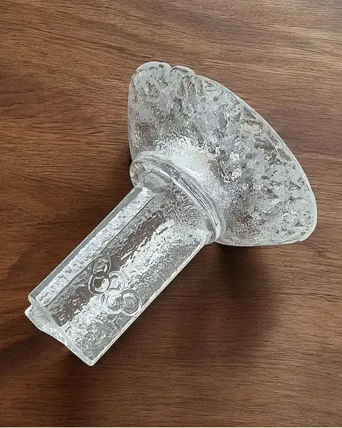 Foto de um(a) Castiçal Orrefors Designer Lars Hellsten - Jogos Olímpicos de 1984, da categoria de Castiçais. Castiçal ´OLYMPIC TORCH´ em cristal sueco Orrefors, projetado por Lars Hellsten para os Jogos Olímpicos de 1984 Lars... Mostrado de uma perspectiva diferente. Vendido no marketplace Trésors.