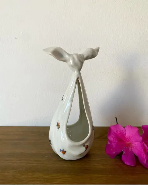 Foto de um(a) Bibelô em porcelana em formato de lenço, da categoria de Porta-Jóias. Bibelô em porcelana no formato de lenço. Pode ser um porta jóias ou uma floreira também. Mede: 15,5cm altura. Mostrado de uma perspectiva diferente. Vendido no marketplace Trésors.