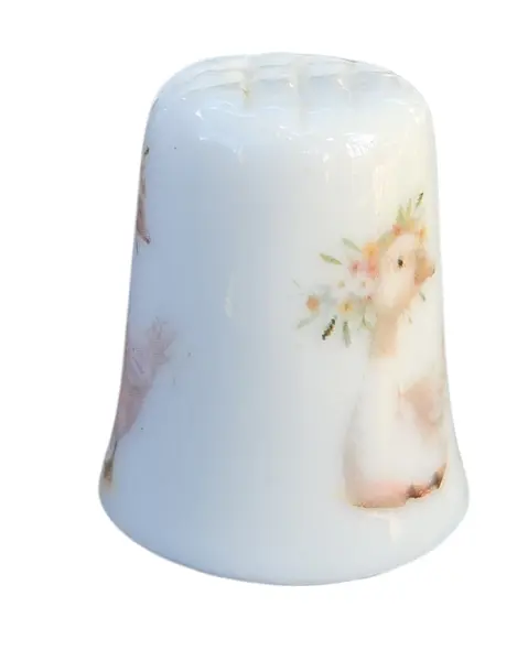 Foto de um(a) Dedal de Coleção em Porcelana Decorada – Estampa Patinhos com Laço, da categoria de Outros colecionáveis. Esta peça apresenta um acabamento vitrificado impecável e uma decoração romântica em estilo vintage. A estampa detalha... Mostrado de uma perspectiva diferente. Vendido no marketplace Trésors.