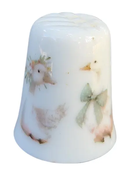 Foto de um(a) Dedal de Coleção em Porcelana Decorada – Estampa Patinhos com Laço, da categoria de Outros colecionáveis. Esta peça apresenta um acabamento vitrificado impecável e uma decoração romântica em estilo vintage. A estampa detalha... Vendido no marketplace Trésors.