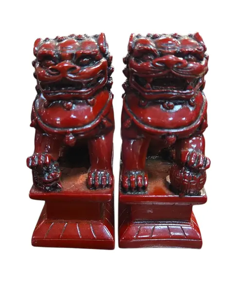 Foto de um(a) Par de Cães de Fó em Resina - Leões Guardiões Chineses, da categoria de Outros colecionáveis. Imponente par de Cães de Fo em tom vermelho profundo, emulando a tradicional técnica oriental de escultura em cinábrio.... Mostrado de uma perspectiva diferente. Vendido no marketplace Trésors.