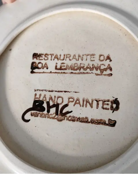 Foto de um(a) Prato Decorativo Peppo Cucina, Porto Alegre, 2016, da categoria de Pratos Decorativos. Prato em cerâmica com nome de restaurante da região sul do país. Peppo cucina, porto alegre, 2009 pintura à mão com design... Mostrado de uma perspectiva diferente. Vendido no marketplace Trésors.