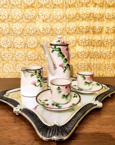 Foto de um(a) Conjunto Chinês Casca de Ovo 80'S, da categoria de Conjuntos de café e chá. Tête-à-tête em casca de ovo, policromada e em relevo, procedência chinesa década de 1980, com marca do fabricante. Bule: A... Mostrado de uma perspectiva diferente. Vendido no marketplace Trésors.