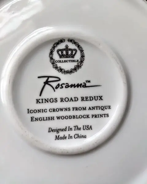 Foto de um(a) Bule Rosanna Kings Road Reedux, da categoria de Bules. Bule em porcelana rosanna kings road reedux. A: 17cm D: 14cm C da alça até o bico: 25cm Peso: 1,200kg. Mostrado de uma perspectiva diferente. Vendido no marketplace Trésors.