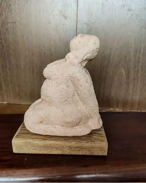 Foto de um(a) Escultura Cerâmica e Terracota Mr, da categoria de Escultura. Escultura em cerâmica com pátina em terracota e base em madeira de demolição. Peça única pelo designer marcelus ribas A:... Mostrado de uma perspectiva diferente. Vendido no marketplace Trésors.