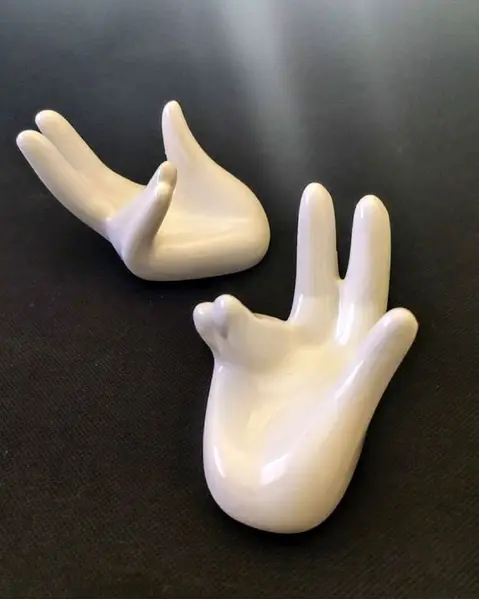 Foto de um(a) Base Mãos Anos 2000, da categoria de Outros objetos decorativos. Mini mãos em porcelana branca, usadas como base A: 4,7 cm L: 7,4 cm P: 5 cm peso: 60 g cada. Mostrado de uma perspectiva diferente. Vendido no marketplace Trésors.
