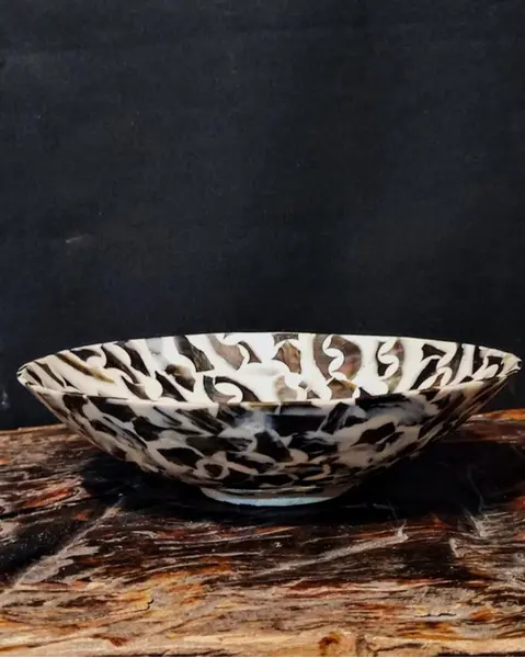 Foto de um(a) Prato Tailandês Decorativo em Resina, Década de 1990, da categoria de Pratos Decorativos. Prato fundo de resina com incrustações de abalone, decorativo e feito na tailândia na década de 1990. Diâmetro: 20 cm / A:... Mostrado de uma perspectiva diferente. Vendido no marketplace Trésors.