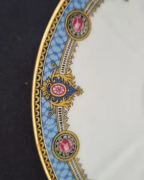 Foto de um(a) Pratinho para xícara em porcelana francesa Limoges, da categoria de Pratos. #PREÇO UNITÁRIO# Pratinho para xícara em porcelana francesa Limoges D.R.B(DESCOTTE REBOISSON BARRANGER) A história da... Mostrado de uma perspectiva diferente. Vendido no marketplace Trésors.
