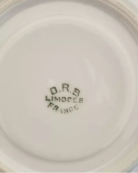 Foto de um(a) Pratinho para xícara em porcelana francesa Limoges, da categoria de Pratos. #PREÇO UNITÁRIO# Pratinho para xícara em porcelana francesa Limoges D.R.B(DESCOTTE REBOISSON BARRANGER) A história da... Mostrado de uma perspectiva diferente. Vendido no marketplace Trésors.