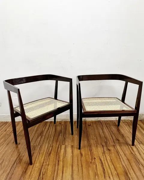 Foto de um(a) Cadeira "U" - Joaquim Tenreiro, da categoria de Cadeiras de jantar. Descubra o charme do design brasileiro moderno com a cadeira U de Joaquim Tenreiro! Esta cadeira / poltrona restaurada é um... Mostrado de uma perspectiva diferente. Vendido no marketplace Trésors.