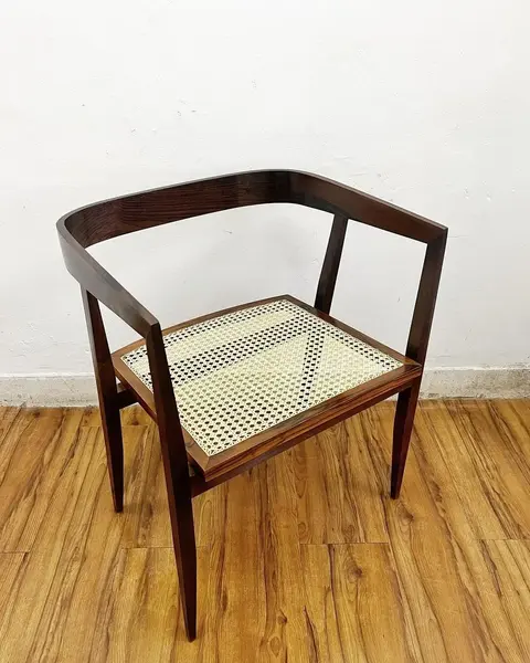 Foto de um(a) Cadeira "U" - Joaquim Tenreiro, da categoria de Cadeiras de jantar. Descubra o charme do design brasileiro moderno com a cadeira U de Joaquim Tenreiro! Esta cadeira / poltrona restaurada é um... Mostrado de uma perspectiva diferente. Vendido no marketplace Trésors.