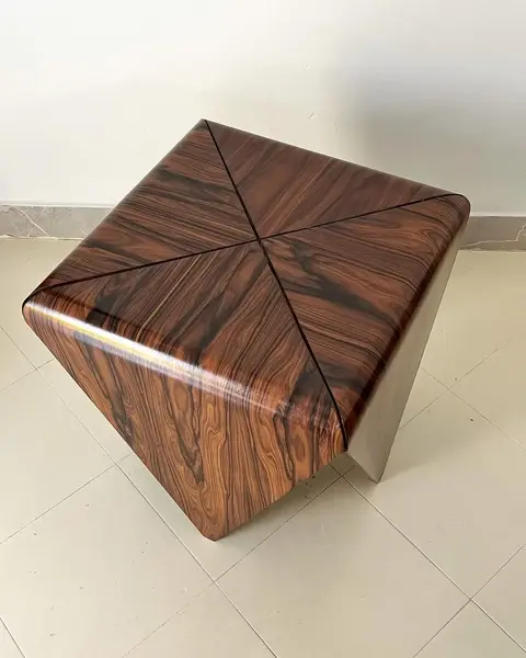 Foto de um(a) Mesa Lateral Pétala de Jorge Zalszupin, da categoria de Mesas laterais. Mesa lateral pétala de Jorge Zalszupin - um clássico do design brasileiro que combina elegância e funcionalidade em seu... Mostrado de uma perspectiva diferente. Vendido no marketplace Trésors.