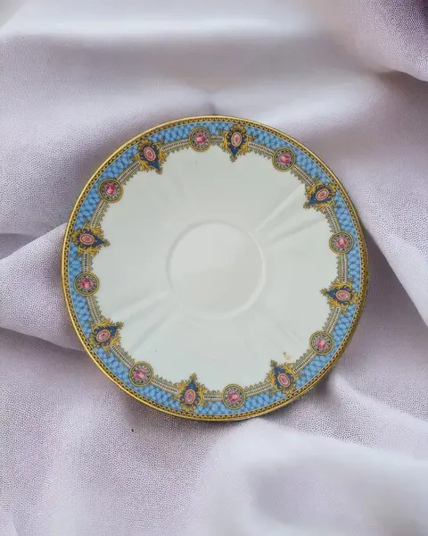 Foto de um(a) Pratinho para xícara em porcelana francesa Limoges, da categoria de Pratos. #PREÇO UNITÁRIO# Pratinho para xícara em porcelana francesa Limoges D.R.B(DESCOTTE REBOISSON BARRANGER) A história da... Mostrado de uma perspectiva diferente. Vendido no marketplace Trésors.