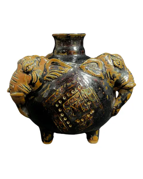 Foto de um(a) Vaso Elefantes Cerâmica, da categoria de Vasos. Vaso em cerâmica, representando 3 cabeças de elefantes, esmaltação na cor café/chocolate, aspecto rústico artesanal... Vendido no marketplace Trésors.