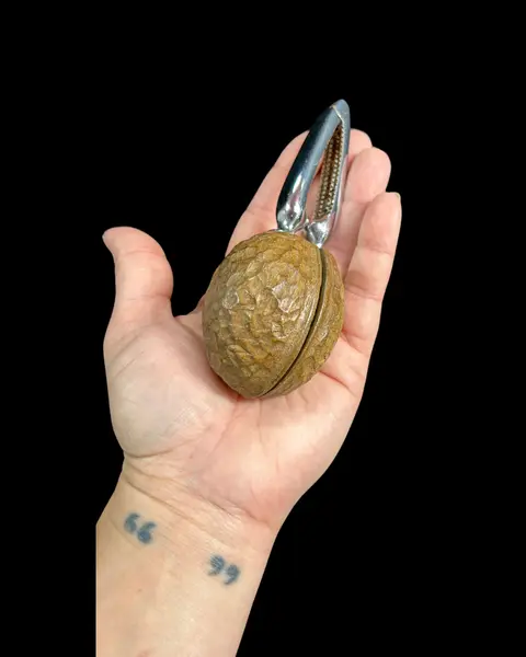 Foto de um(a) Quebra Nozes em madeira e metal, da categoria de Outros utensílios. Lindo quebra nozes em madeira e metal. Mostrado de uma perspectiva diferente. Vendido no marketplace Trésors.