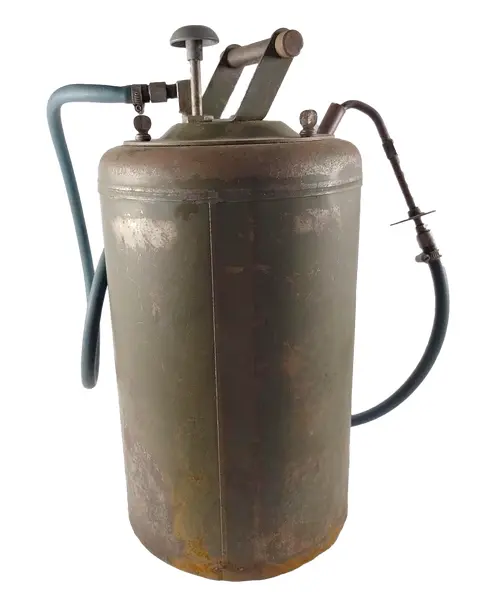 Foto de um(a) Militaria - Bomba de Óleo Antiga, da categoria de Outras militarias. Militaria - Bomba de Óleo Antiga - 50cm de altura - 27cm de diâmetro - Ótimo para de coração de garagem e ambientes rústicos. Vendido no marketplace Trésors.