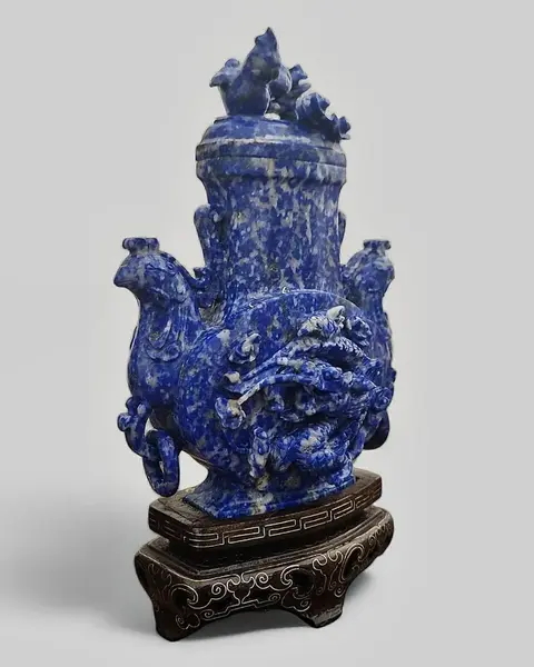 Foto de um(a) Pequeno Vaso Balaústre Em Pedra Lapis Lazuli, da categoria de Vasos. Lindo vaso balustre em lápis-lazúli com dragão esculpido ao centro, alças em forma de pássaros com argolas soltas e tampa... Mostrado de uma perspectiva diferente. Vendido no marketplace Trésors.