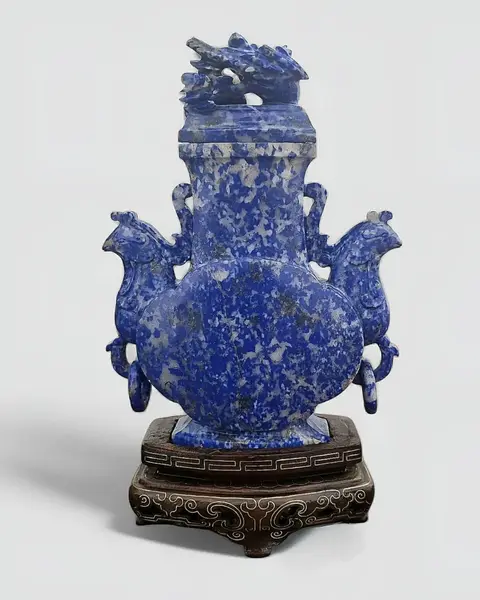 Foto de um(a) Pequeno Vaso Balaústre Em Pedra Lapis Lazuli, da categoria de Vasos. Lindo vaso balustre em lápis-lazúli com dragão esculpido ao centro, alças em forma de pássaros com argolas soltas e tampa... Mostrado de uma perspectiva diferente. Vendido no marketplace Trésors.
