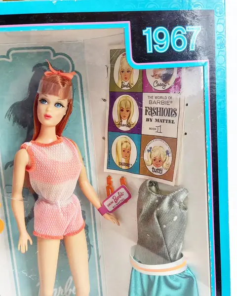 Foto de um(a) ​Barbie edição especial de 50 anos, Twist 'N Turn 1967, da categoria de Brinquedos antigos. Barbie edição especial de 50 anos, Twist 'N Turn 1967. Nunca aberta. Item de coleção. obs.: os elásticos internos ressecaram... Mostrado de uma perspectiva diferente. Vendido no marketplace Trésors.