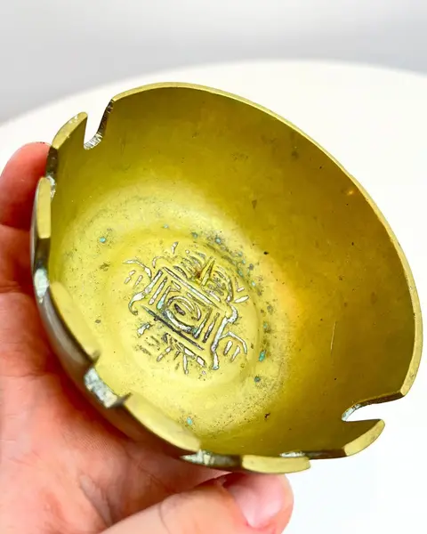 Foto de um(a) ​Cinzeiro em bronze, da categoria de Cinzeiros. Cinzeiro em bronze. Apresenta marcas do tempo e uso como mostrado nas fotos. Medidas: 11x5cm. Mostrado de uma perspectiva diferente. Vendido no marketplace Trésors.