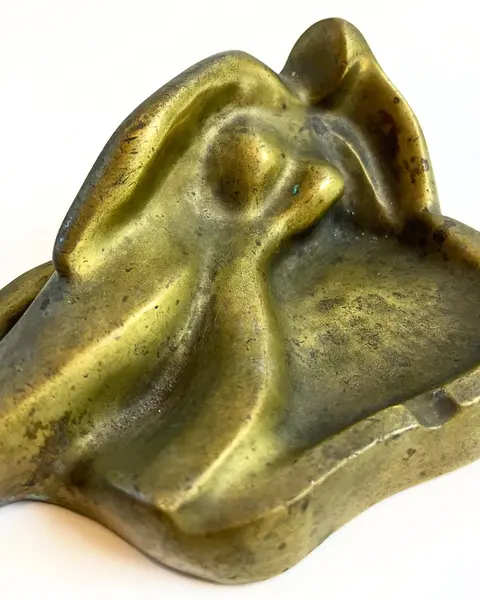 Foto de um(a) ​Cinzeiro em bronze, da categoria de Cinzeiros. Cinzeiro em bronze. Apresenta marcas do tempo e uso como mostrado nas fotos. Medidas: 11x16x6cm. Mostrado de uma perspectiva diferente. Vendido no marketplace Trésors.