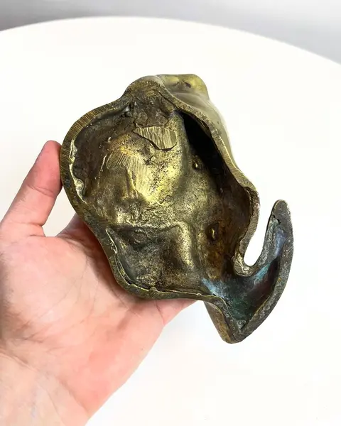 Foto de um(a) ​Cinzeiro em bronze, da categoria de Cinzeiros. Cinzeiro em bronze. Apresenta marcas do tempo e uso como mostrado nas fotos. Medidas: 11x16x6cm. Mostrado de uma perspectiva diferente. Vendido no marketplace Trésors.