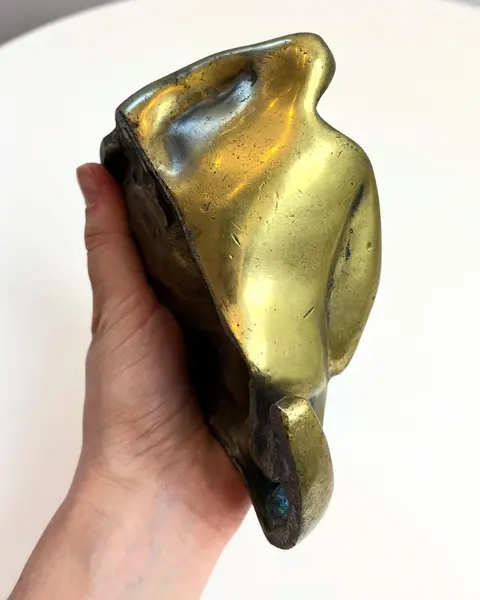 Foto de um(a) ​Cinzeiro em bronze, da categoria de Cinzeiros. Cinzeiro em bronze. Apresenta marcas do tempo e uso como mostrado nas fotos. Medidas: 11x16x6cm. Mostrado de uma perspectiva diferente. Vendido no marketplace Trésors.