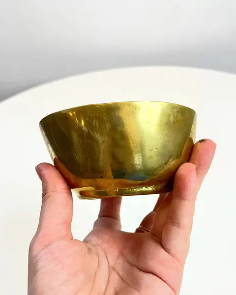 Foto de um(a) ​Cinzeiro em bronze, da categoria de Cinzeiros. Cinzeiro em bronze. Apresenta marcas do tempo e uso como mostrado nas fotos. Medidas: 11x5cm. Mostrado de uma perspectiva diferente. Vendido no marketplace Trésors.