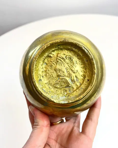 Foto de um(a) ​Cinzeiro em bronze, da categoria de Cinzeiros. Cinzeiro em bronze. Apresenta marcas do tempo e uso como mostrado nas fotos. Medidas: 11x5cm. Mostrado de uma perspectiva diferente. Vendido no marketplace Trésors.