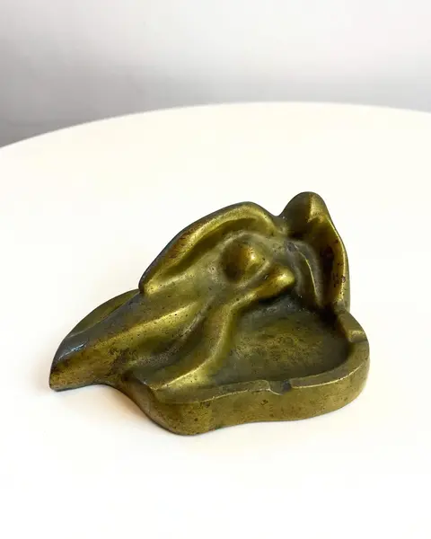 Foto de um(a) ​Cinzeiro em bronze, da categoria de Cinzeiros. Cinzeiro em bronze. Apresenta marcas do tempo e uso como mostrado nas fotos. Medidas: 11x16x6cm. Mostrado de uma perspectiva diferente. Vendido no marketplace Trésors.