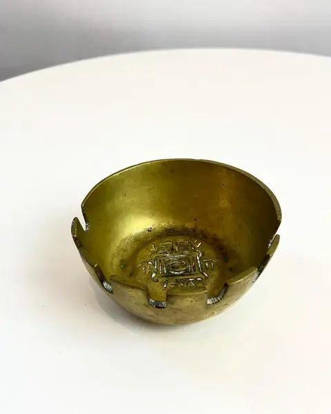 Foto de um(a) ​Cinzeiro em bronze, da categoria de Cinzeiros. Cinzeiro em bronze. Apresenta marcas do tempo e uso como mostrado nas fotos. Medidas: 11x5cm. Mostrado de uma perspectiva diferente. Vendido no marketplace Trésors.