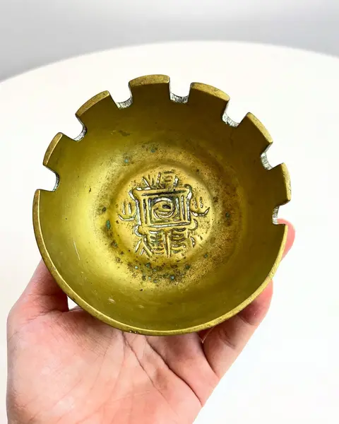 Foto de um(a) ​Cinzeiro em bronze, da categoria de Cinzeiros. Cinzeiro em bronze. Apresenta marcas do tempo e uso como mostrado nas fotos. Medidas: 11x5cm. Mostrado de uma perspectiva diferente. Vendido no marketplace Trésors.