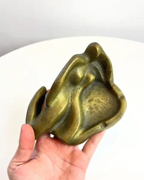 Foto de um(a) ​Cinzeiro em bronze, da categoria de Cinzeiros. Cinzeiro em bronze. Apresenta marcas do tempo e uso como mostrado nas fotos. Medidas: 11x16x6cm. Mostrado de uma perspectiva diferente. Vendido no marketplace Trésors.