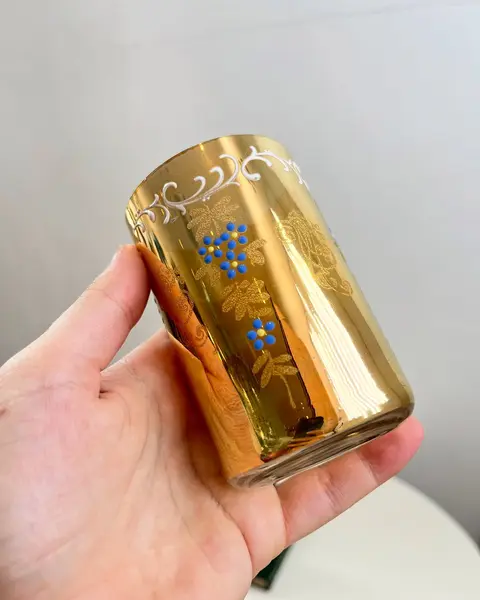Foto de um(a) Copo em fino vidro furta cor, da categoria de Copos. Copo em fino vidro furta cor com pinturas a mão em alto relevo e douração no fundo. Década de 40/50. Apresenta leves... Mostrado de uma perspectiva diferente. Vendido no marketplace Trésors.
