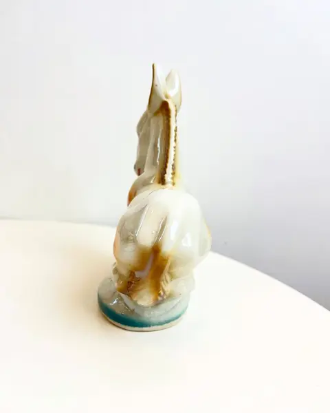 Foto de um(a) Escultura bibelô Burrinho em porcelana pintada, da categoria de Escultura. Burrinho em porcelana pintada. Está com alguns desgastes na pintura como mostrado nas fotos. Mede 18x17cm. Mostrado de uma perspectiva diferente. Vendido no marketplace Trésors.