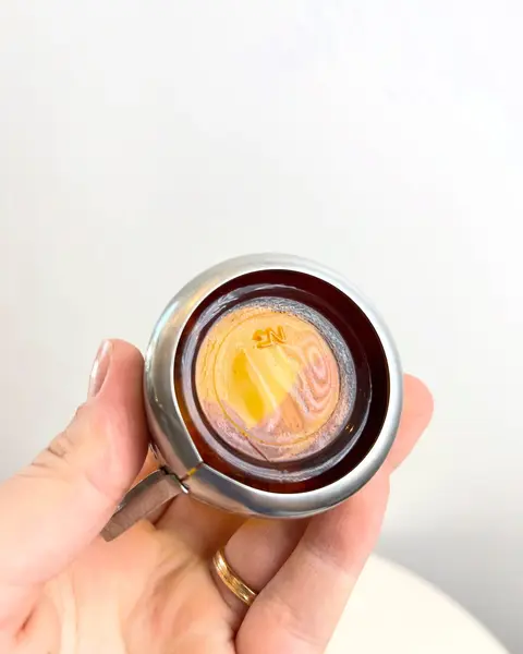 Foto de um(a) Conjunto com 04 xícaras Duralex para café, com suporte em metal, da categoria de Conjuntos de café e chá. Jogo com 4 xícaras e pires Duralex para café. Pontos de oxidação no metal. Mostrado de uma perspectiva diferente. Vendido no marketplace Trésors.