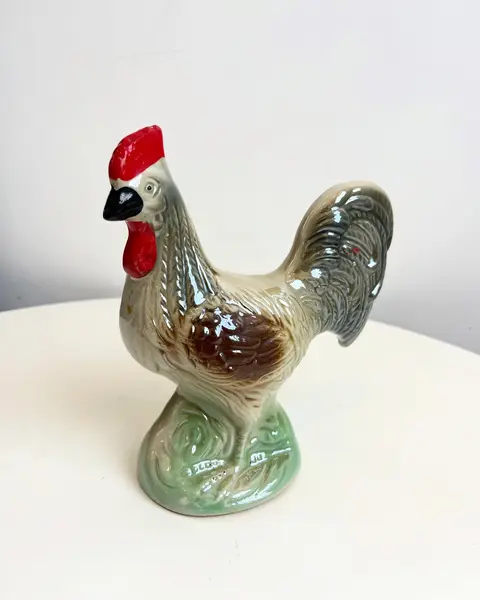 Foto de um(a) Escultura Galo em porcelana, da categoria de Escultura. Galo em porcelana pintada. está praticamente perfeito, apenas com uma marquinha de tinta vermelha no rabo. Mede 17x16cm. Mostrado de uma perspectiva diferente. Vendido no marketplace Trésors.