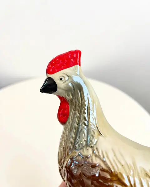 Foto de um(a) Escultura Galo em porcelana, da categoria de Escultura. Galo em porcelana pintada. está praticamente perfeito, apenas com uma marquinha de tinta vermelha no rabo. Mede 17x16cm. Mostrado de uma perspectiva diferente. Vendido no marketplace Trésors.
