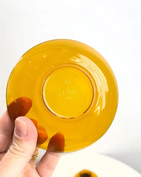 Foto de um(a) Conjunto com 04 xícaras Duralex para café, com suporte em metal, da categoria de Conjuntos de café e chá. Jogo com 4 xícaras e pires Duralex para café. Pontos de oxidação no metal. Mostrado de uma perspectiva diferente. Vendido no marketplace Trésors.