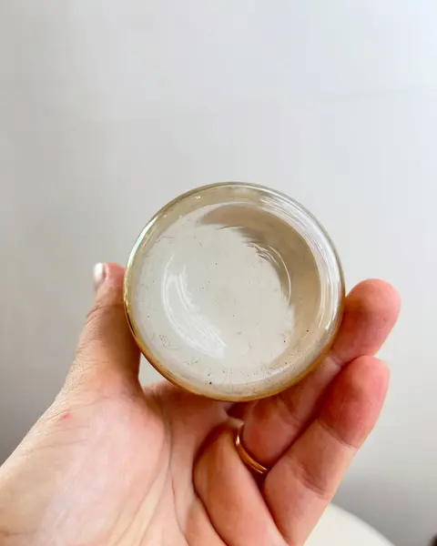 Foto de um(a) Copo em fino vidro furta cor, da categoria de Copos. Copo em fino vidro furta cor com pinturas a mão em alto relevo e douração no fundo. Década de 40/50. Apresenta leves... Mostrado de uma perspectiva diferente. Vendido no marketplace Trésors.