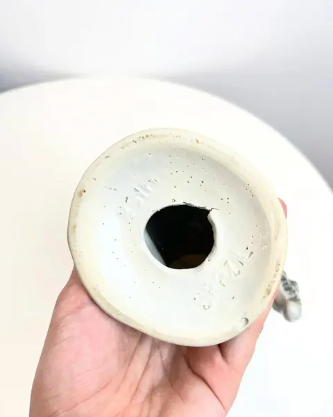 Foto de um(a) Escultura Galo em porcelana, da categoria de Escultura. Galo em porcelana pintada. está praticamente perfeito, apenas com uma marquinha de tinta vermelha no rabo. Mede 17x16cm. Mostrado de uma perspectiva diferente. Vendido no marketplace Trésors.