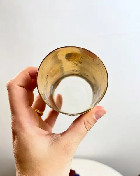Foto de um(a) Copo em fino vidro furta cor, da categoria de Copos. Copo em fino vidro furta cor com pinturas a mão em alto relevo e douração no fundo. Década de 40/50. Apresenta leves... Mostrado de uma perspectiva diferente. Vendido no marketplace Trésors.