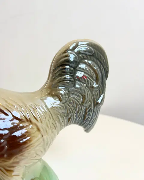 Foto de um(a) Escultura Galo em porcelana, da categoria de Escultura. Galo em porcelana pintada. está praticamente perfeito, apenas com uma marquinha de tinta vermelha no rabo. Mede 17x16cm. Mostrado de uma perspectiva diferente. Vendido no marketplace Trésors.