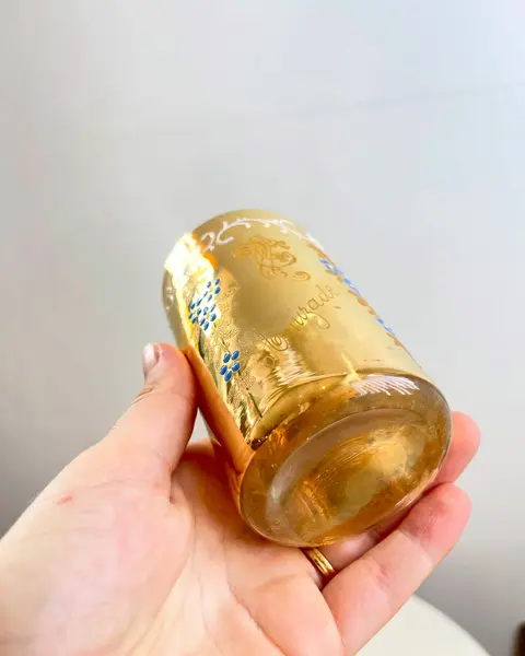 Foto de um(a) Copo em fino vidro furta cor, da categoria de Copos. Copo em fino vidro furta cor com pinturas a mão em alto relevo e douração no fundo. Década de 40/50. Apresenta leves... Mostrado de uma perspectiva diferente. Vendido no marketplace Trésors.