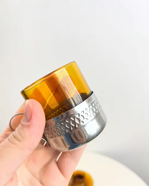 Foto de um(a) Conjunto com 04 xícaras Duralex para café, com suporte em metal, da categoria de Conjuntos de café e chá. Jogo com 4 xícaras e pires Duralex para café. Pontos de oxidação no metal. Mostrado de uma perspectiva diferente. Vendido no marketplace Trésors.