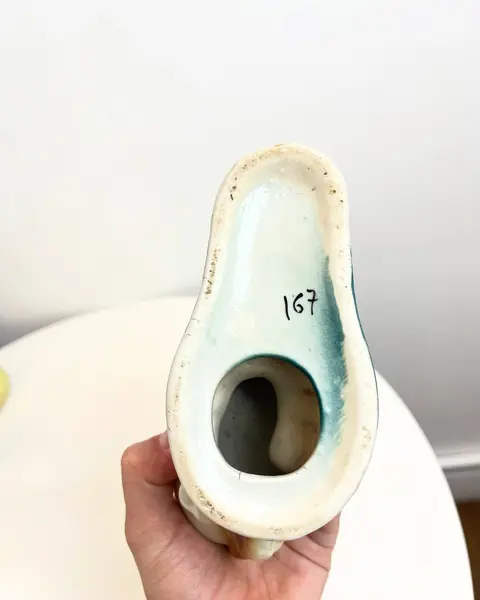 Foto de um(a) Escultura bibelô Burrinho em porcelana pintada, da categoria de Escultura. Burrinho em porcelana pintada. Está com alguns desgastes na pintura como mostrado nas fotos. Mede 18x17cm. Mostrado de uma perspectiva diferente. Vendido no marketplace Trésors.